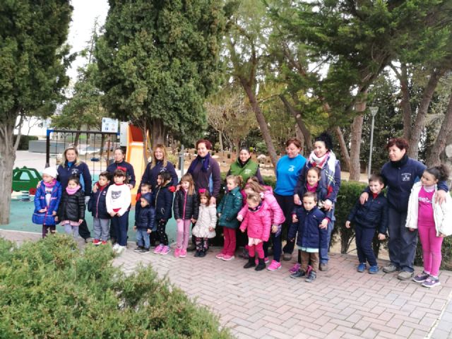 Los niños del Colegio Antonio Machado participan en una plantación guiados por las alumnas de la Escuela Taller de Bullas