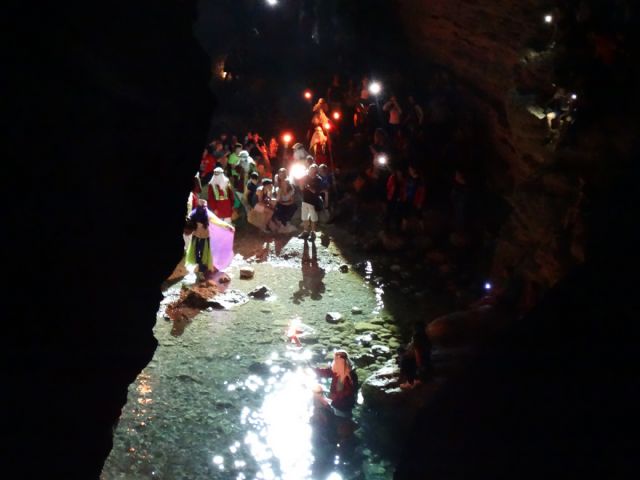 La Mora cumple con la tradición y baja a bañarse a las aguas del Río Mula en la noche mágica de San Juan