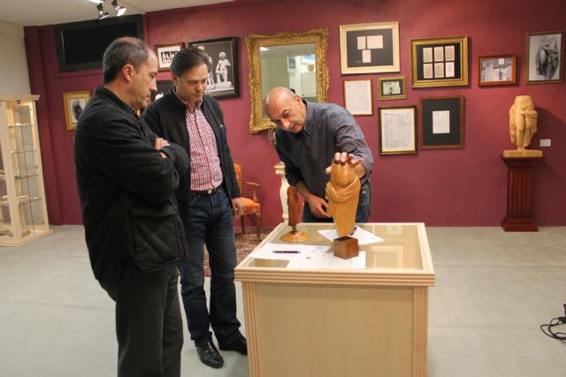 El artesano Nardi dona al Ayuntamiento de Bullas la figura de la Venus hecha en madera en varios tamaños y de gran valor artístico