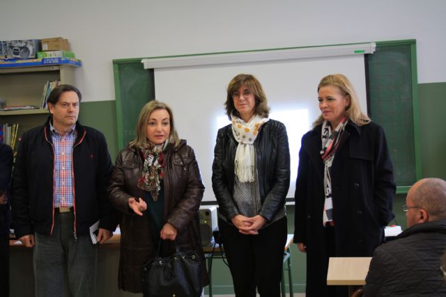 La Directora General, Marta López-Briones, visita el Centro de Educación de Adultos de Bullas