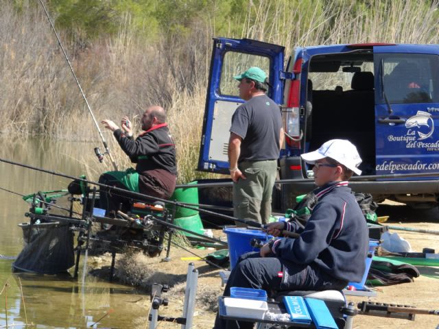 La Primera Copa 'Sensas' organizada por la Asociación de Pesca Deportiva de Bullas contó con un gran ambiente en el embalse del Argos