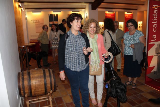 La Asociación de Usuarios de Perros Guía de la Región visita el Museo del Vino de Bullas