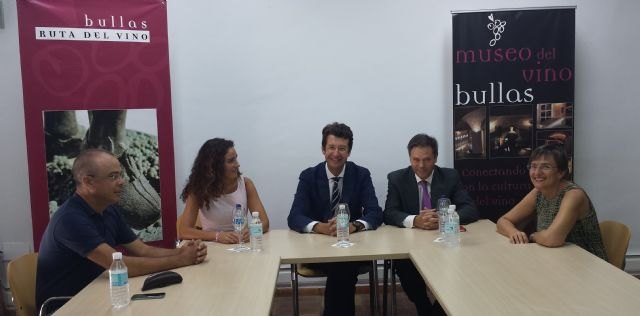 Juan Carlos Ruiz expresa el apoyo de la Comunidad al futuro plan de comercialización y marketing de la Ruta del Vino de Bullas