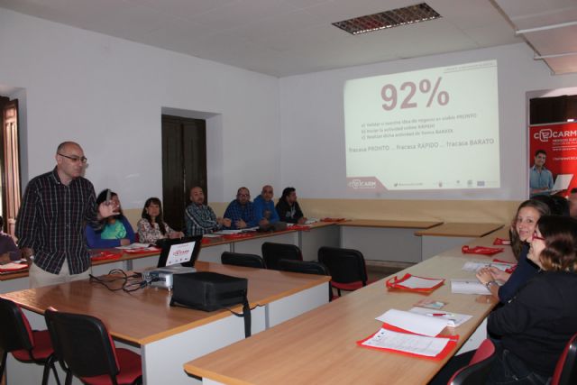 Una veintena de personas se forman en el taller sobre competencias y emprendimiento digital