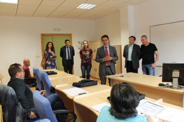 El Consejero de Empleo y Presidencia visita las instalaciones del Vivero de Empresas