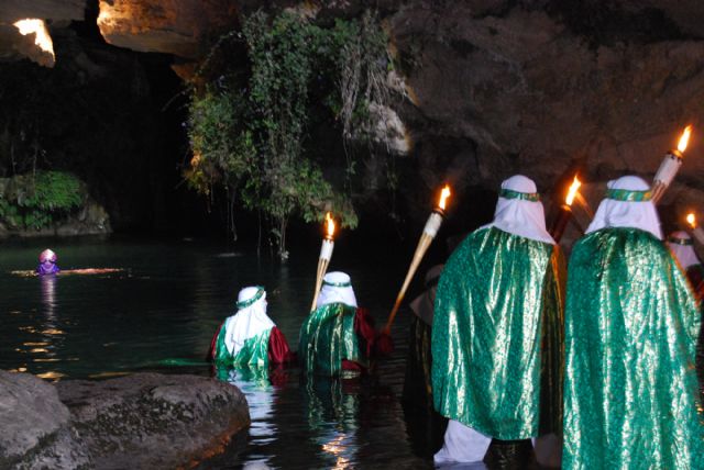 Unas mil personas arropan a la mora en su bajada del monte Castellar al Río Mula