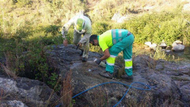 Los Servicios Públicos del Ayuntamiento de Bullas limpian las pintadas en el Pasico Ucenda