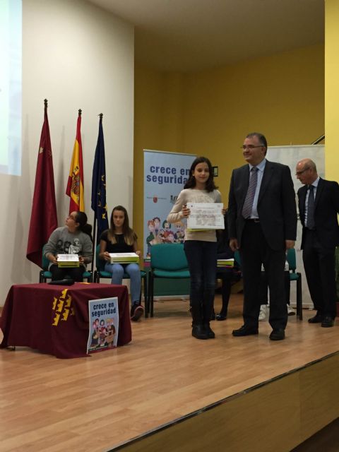 La alumna Irene Abril Guerrero del CEIP Obispos García Ródenas premiada en el concurso de dibujo regional 'Crece en Seguridad'