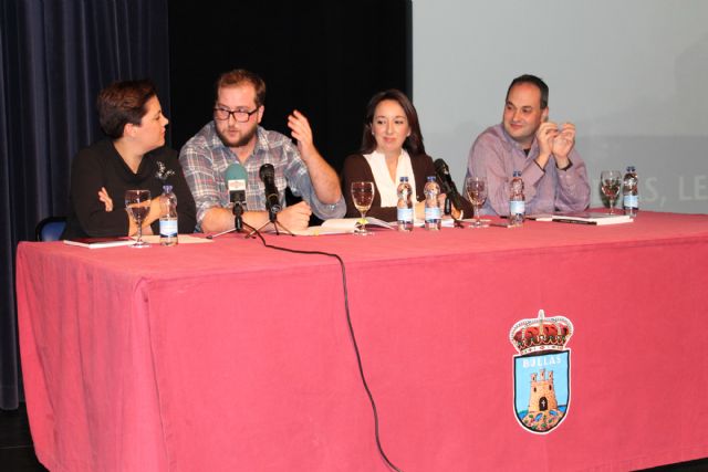 José Luis García presenta arropado por numerosos vecinos el libro 'Bullas, Leyenda y Misterio II'
