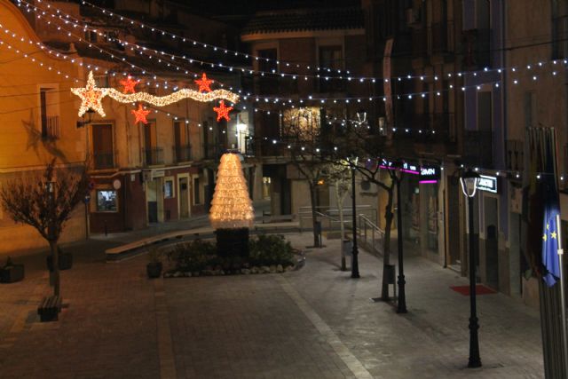 Un árbol con botellas recicladas decora la plaza de España