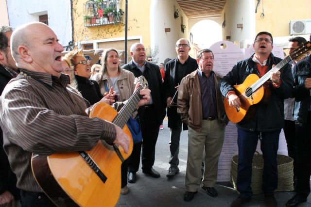 Centenares de personas visitan 'El Zacatín', el primero del año dedicado a la música de raíz y en el que se pudo ver la recreación de un Belén Viviente