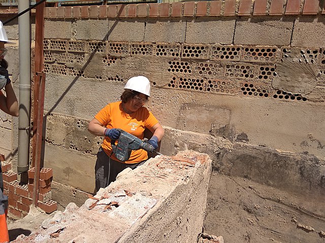 Las alumnas del PMEF comienzan con las tareas de albañilería