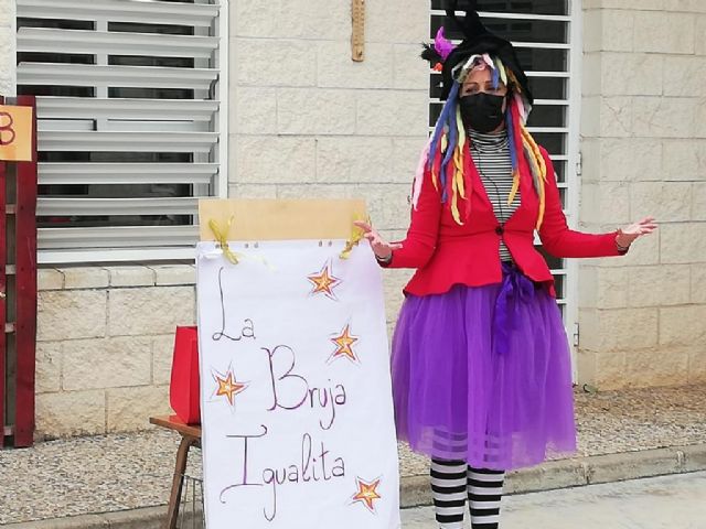Lita, la Bruja Igualita visita los centros educativos del municipio