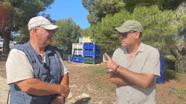 El equipo de Macarena Olona en Murcia se involucra en el sector de la fruta de hueso