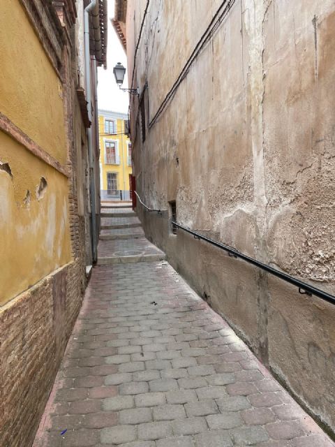 El Ayuntamiento de Bullas mejora la accesibilidad en el casco antiguo con la instalación de una barandilla en la Calle de la Mina