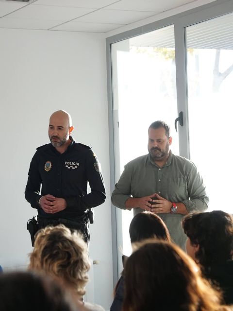 Bullas refuerza la formación sobre el Control de Colonias Felinas con una sesión especializada para alimentadores acreditados