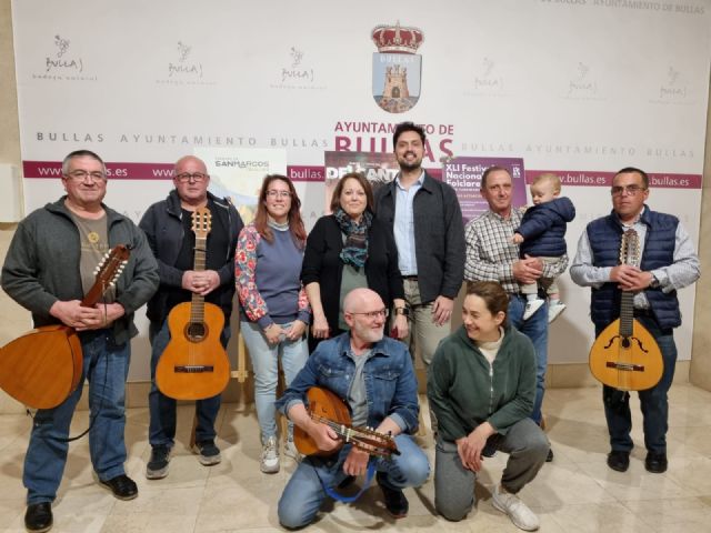 El Concejal de Festejos, David Madrid, presentó ayer tarde la festividad de San Marcos. Lo hizo acompañado por integrantes de la Peña Huertana 'La uva' y con su música folclore