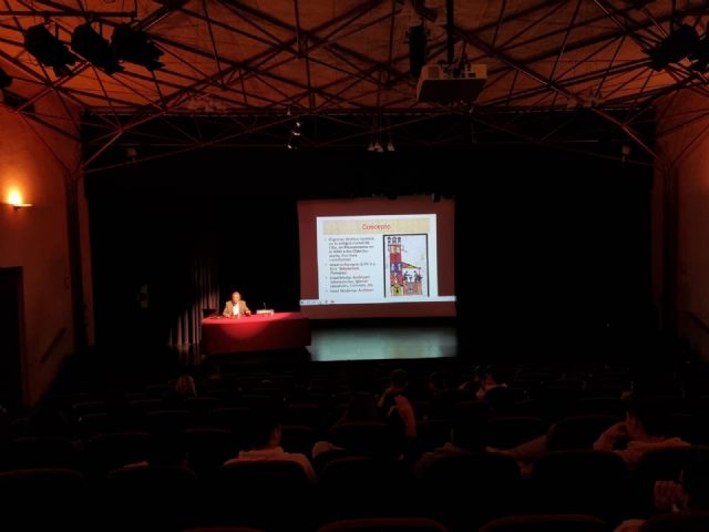 Estudiantes de Segundo de Bachillerato conocen la historia y patrimonio de Bullas en un recorrido por su archivo y Museo del Vino