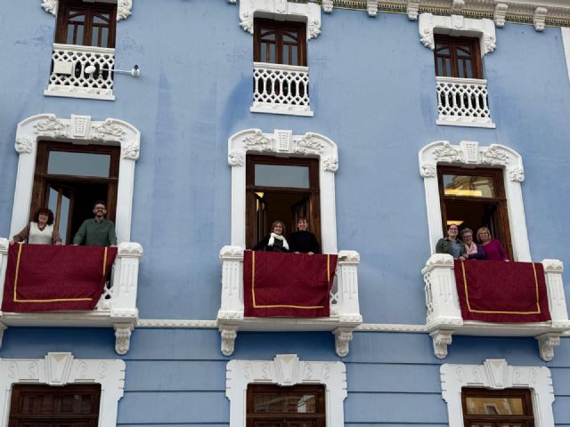 Mujeres de Bullas y La Copa confeccionan balconeras para embellecer la Semana Santa