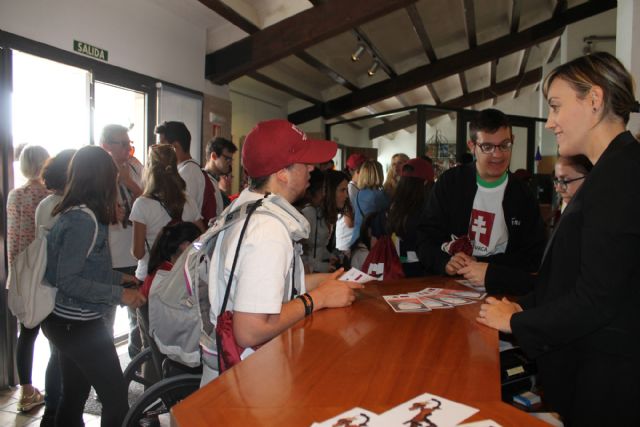 Jóvenes con discapacidad intelectual sellan en el Museo del Vino de Bullas en su camino hacia Caravaca para ganarse el Jubileo