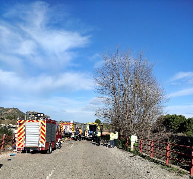 Servicios de emergencia confirman un fallecido y 5 heridos en accidente de tráfico con atrapados tras salida de vía de una furgoneta de trabajadores en la RM-15, en Bullas