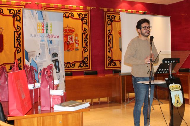 El Ayuntamiento de Bullas regala una figura de Artesanías Serrano a los belenistas de la Ruta