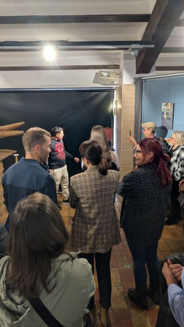 Inaugurada la exposición 'Manos que reparan el tiempo: el arte de cuidar, revivir y brillar' del Programa Experiencial 'Mejora de la Escena Urbana de Bullas'