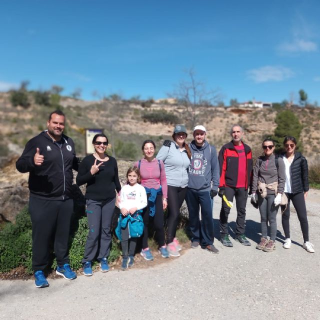 Un grupo de voluntarios retira basura de los alrededores del Salto del Usero