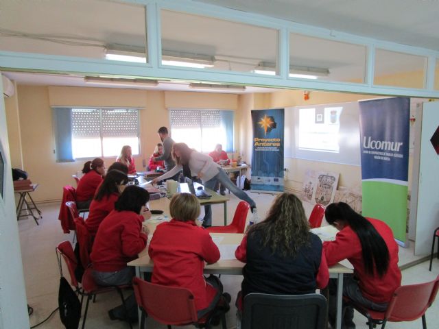 Dos técnicos de UCOMUR visitan a las alumnas del Programa Mixto de Empleo y Formación