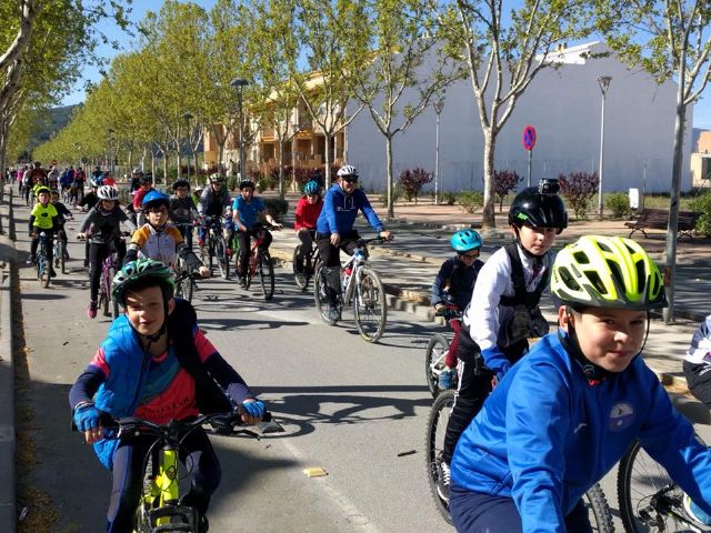 Cien ciclistas de todas las edades participan en la II Ruta en bici y en familia