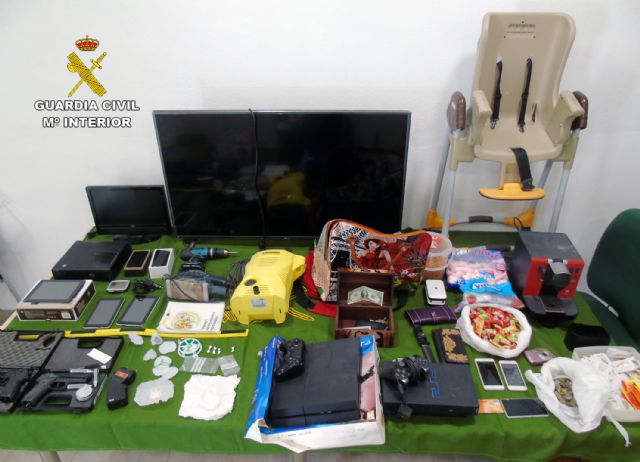 La Guardia Civil detiene a tres expertos delincuentes dedicados al robo en viviendas y comercios de Bullas