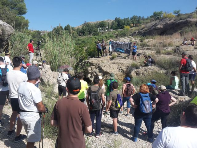 Centenares de personas marchan por un caudal ecológico desde su nacimiento del río Mula