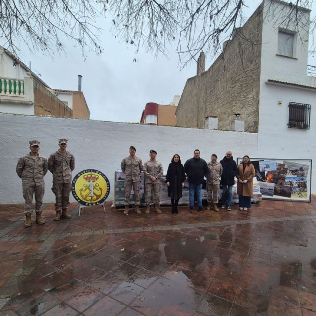 La Fuerza de Guerra Naval Especial entrega alimentos a Cáritas Bullas durante su marcha solidaria
