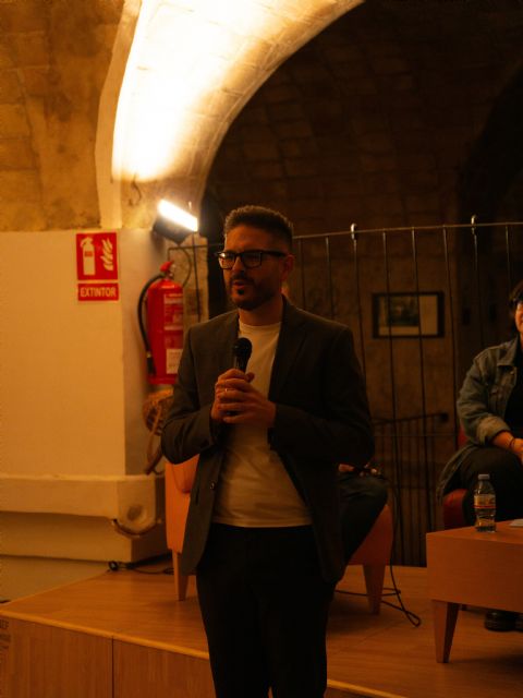 Aforo completo para el encuentro literario 'Hablemos de Literatura' celebrado en el Museo del Vino de Bullas