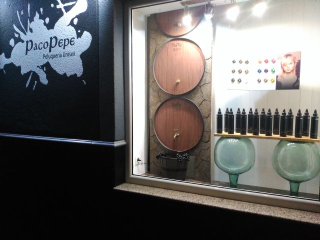 Peluquería Paco Pepe gana por segundo año consecutivo el Concurso de Escaparatismo 'Fiestas del vino 2017'