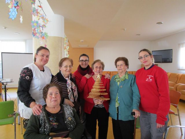 El PMEF 'Maderas de Bullas' felicitan la Navidad con un árbol hecho en madera
