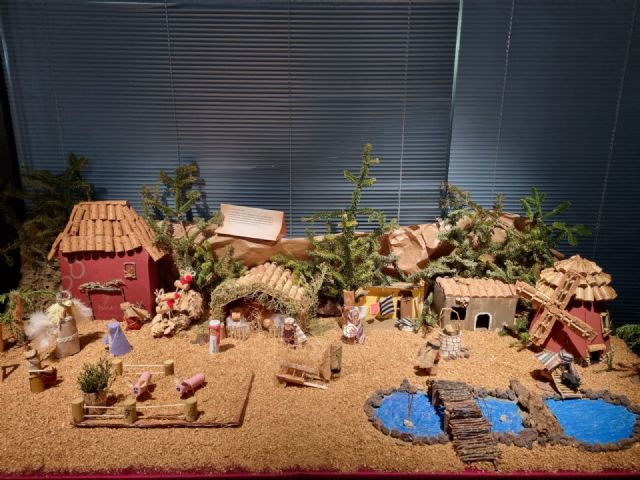 El Museo del Vino de Bullas presenta el Belén navideño 'Con aroma a yáyin', una obra única y sostenible hecha por APCOM