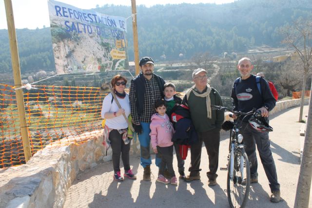 Cuarenta voluntarios participan en la reforestación del Salto del Usero