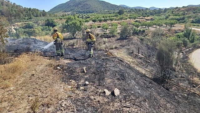 Apagan dos conatos de incendio forestal y agrícola en las inmediaciones del Rio Mula, termino municipal de Bullas