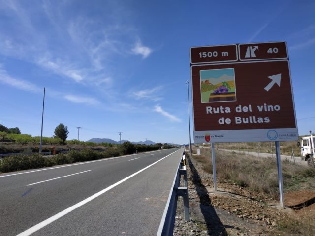 Reposición de cartel de la Ruta del Vino de Bullas en la Autovía del Noroeste