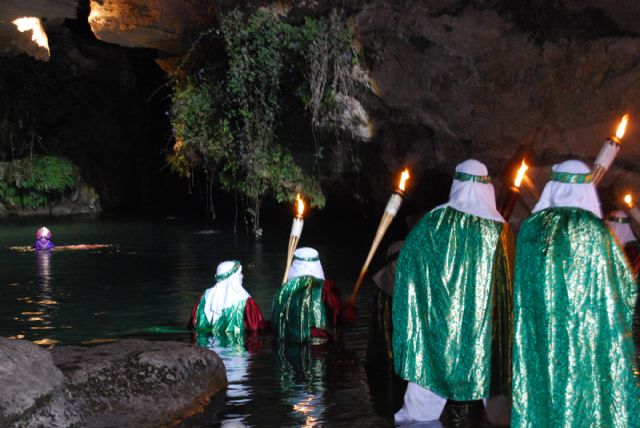 La Mora baja al Salto del Usero en la noche de San Juan como manda la tradición