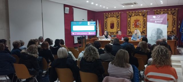 El Salón de Plenos con lleno de asistencia acoge la primera de las charlas del ciclo 'Bullas Mental'
