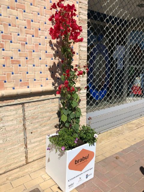 Bullas se viste de primavera con los maceteros que regala la Concejalía de Comercio