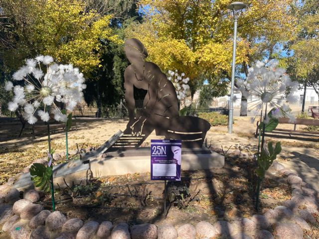 Bullas rinde homenaje a las mujeres víctimas de violencia de género con la instalación 'Semillas en el viento que no calla'