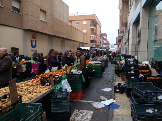 El Ayuntamiento recuerda la obligación de los puestos del mercado semanal de mantener limpia su zona a su término