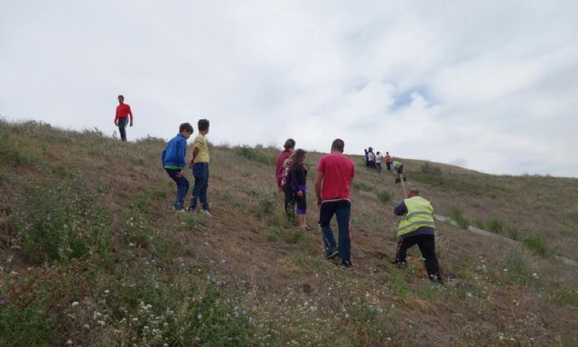 Alumnos del Colegio Ródenas colaboran en la mejora ambiental de la zona de Los Cantos