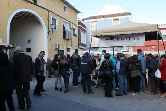 Los artesanos trabajan el esparto en el domingo de El Zacatín