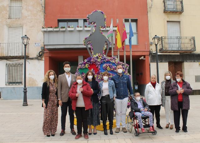 Una huertana de forja con adornos florales rinde homenaje a la Fiesta de San Marcos