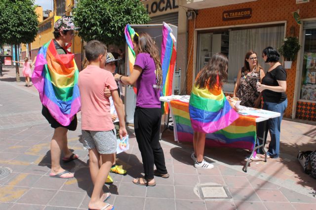 La bandera del arcoíris ya ondea en la Casa de la Cultura