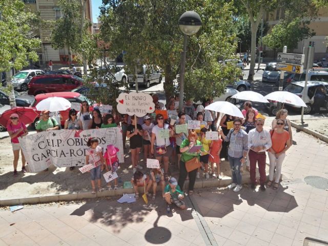 El AMPA del Ródenas se manifiesta a las puertas de la Consejería de Educación